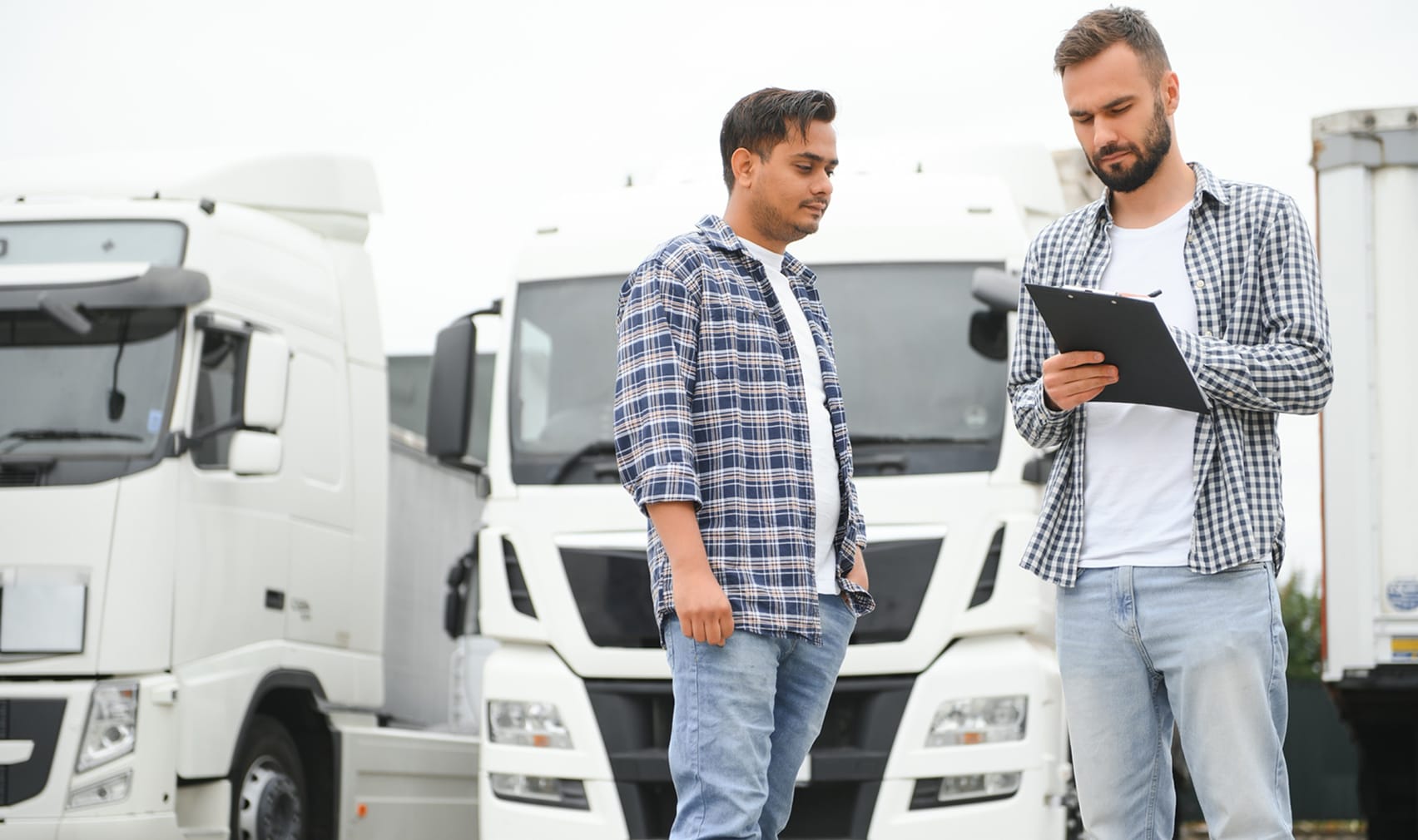 Image - The truck driver receives documents for the cargo and the delivery route